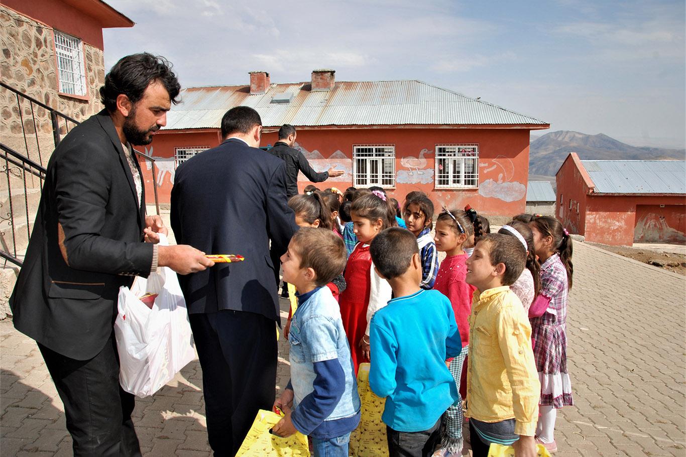 Yüzlerce çocuğa kırtasiye yardımı yapıldı 